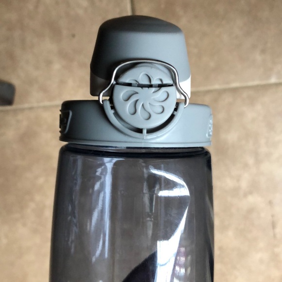 SHAWN MENDES THE TOUR EXCLUSIVE WATER BOTTLE - Picture 3 of 4